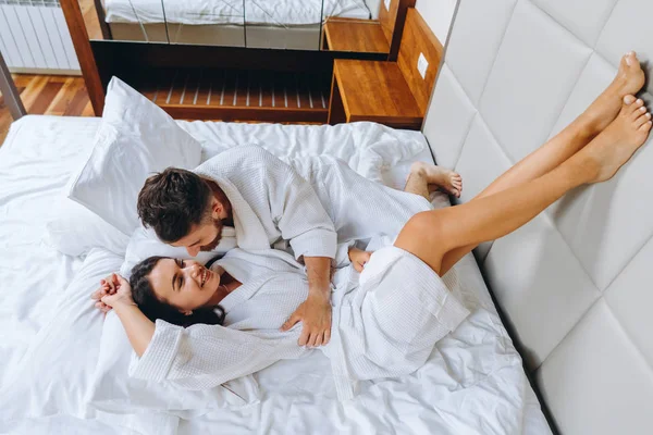 Bilden visar lyckliga paret vilar i hotellrum — Stockfoto