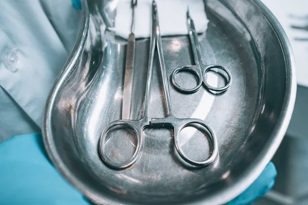 Varios instrumentos quirúrgicos yacen en una bandeja —  Fotos de Stock