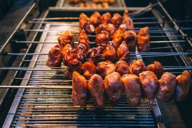 Baharatlı Şiş ızgarada ızgara hazırlıyor.