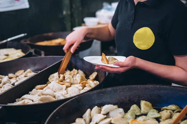 Dumplings con carne, cebollas en una sartén grande de hierro fundido . — Foto de Stock