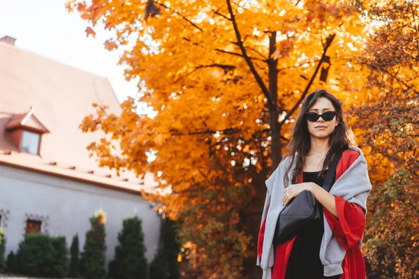 Ritratto di moda di bella donna nel parco autunnale — Foto Stock