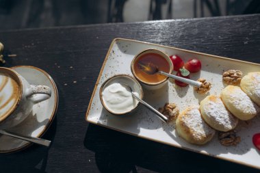 Süzme peynir ekşi krema ile bal tepsiye krep..