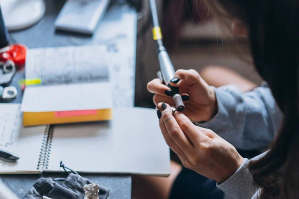 The master processes the valuable metal in the home workshop — Stock Photo, Image