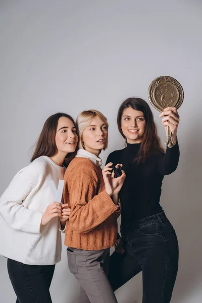 Tre vackra unga flickor poserar för kameran — Stockfoto