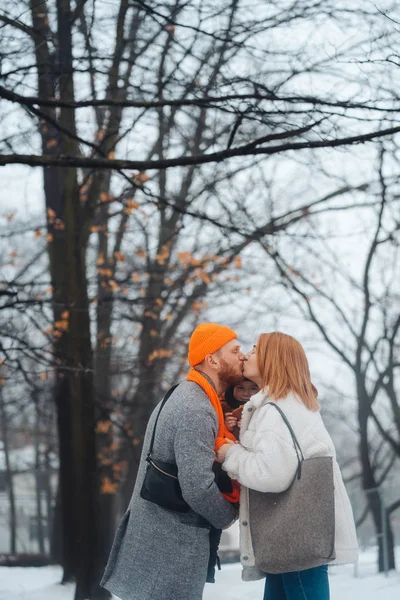 Pai mãe e bebê no parque no inverno — Fotografia de Stock