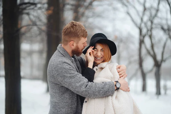 Il ragazzo e la ragazza stanno riposando nella foresta invernale . — Foto Stock