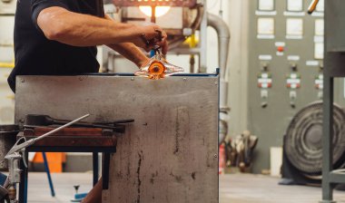 Bir cam sanat bir parça içine erimiş cam şekillendirme Blower