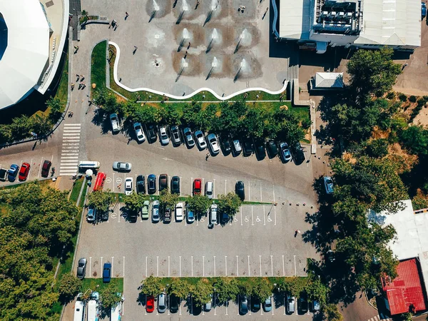 Fotografía aérea de aparcamiento de la ciudad moderna desde arriba. —  Fotos de Stock