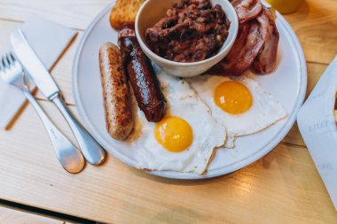 Pastırma, sosis, yumurta, fasulye ve mantar ile Kahvaltı