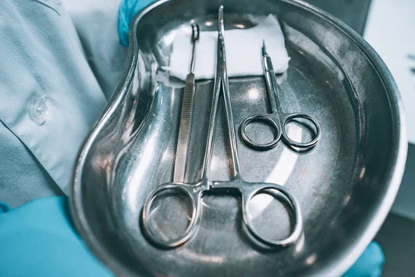 Несколько хирургических инструментов лежат на подносе — стоковое фото