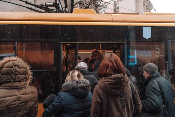 많은 알 수 없는 사람들이 도시 교통 버스 정류장에서 기다리는 — 스톡 사진