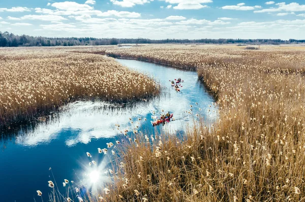 Grupo de personas en kayaks entre cañas en el río de otoño . — Foto de Stock