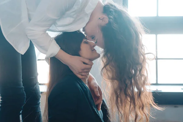 Nahaufnahme junge Frau nachdenklich küsst Frau zu Hause — Stockfoto