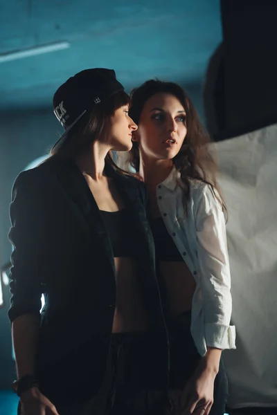 Två hipster tjejer poserar för kameran — Stockfoto