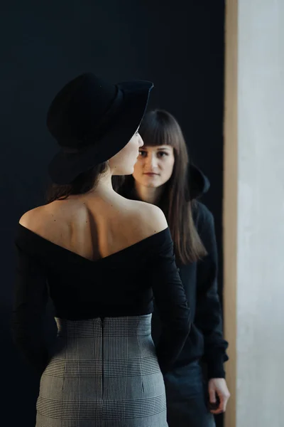 Duas meninas bonitas posando para a câmera — Fotografia de Stock