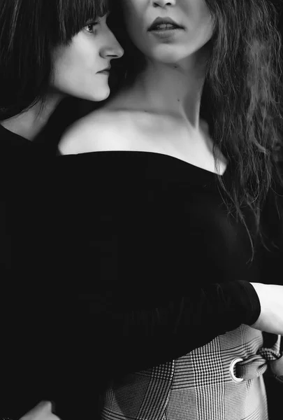Mode svartvita foto av två vackra flickor med mörkt hår — Stockfoto