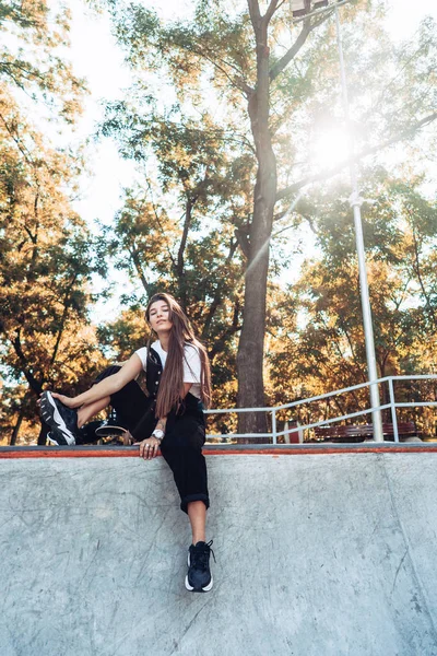 Bella ragazza hipster seduta sul bordo di una rampa — Foto Stock