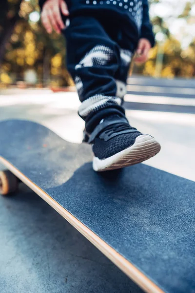 Jongen benen op het skateboard close-up afbeelding — Stockfoto