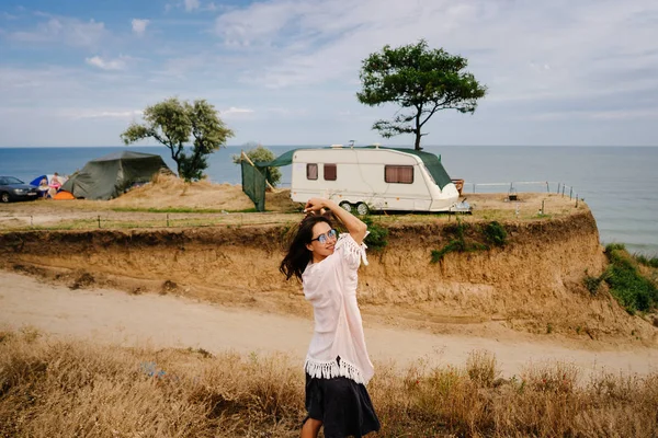 Piękna, młoda dziewczyna pozująca na dzikim wybrzeżu — Zdjęcie stockowe