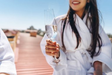 köpüklü şarap üzerinde bir çatı ile flört Çift