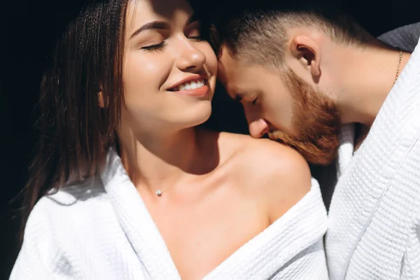 Jovem homem gentilmente beijando mulher bonita no ombro — Fotografia de Stock