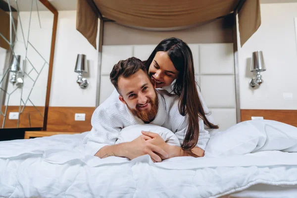 Obraz przedstawiający szczęśliwa para w pokoju hotelowym — Zdjęcie stockowe