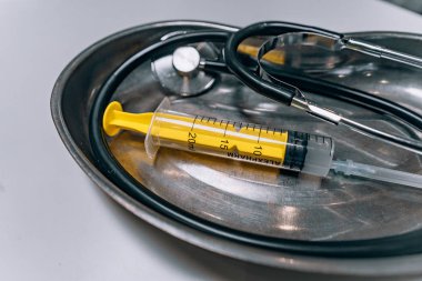 Cerrahi tepsiye bir şırınga ve bir phonendoscope olduğunu