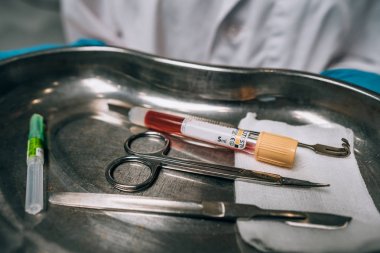 Lastik eldiven bir tepsi cerrahi tıbbi ekipman tutan hemşire