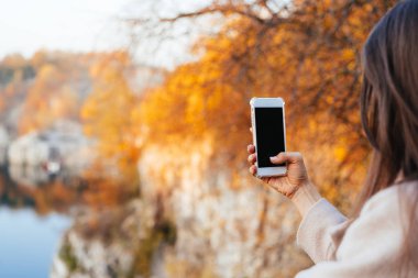 Kadın el tutarak bir telefon, siyah ekran