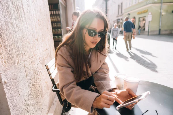 도시의 거리에서 스마트폰으로 젊은 예쁜 여자 — 스톡 사진