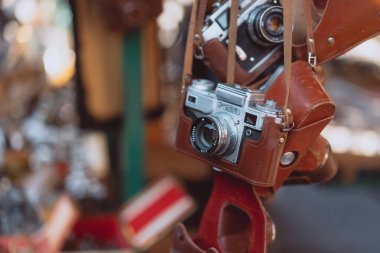 Eski kameralar bir sokak pazarda satılmaktadır