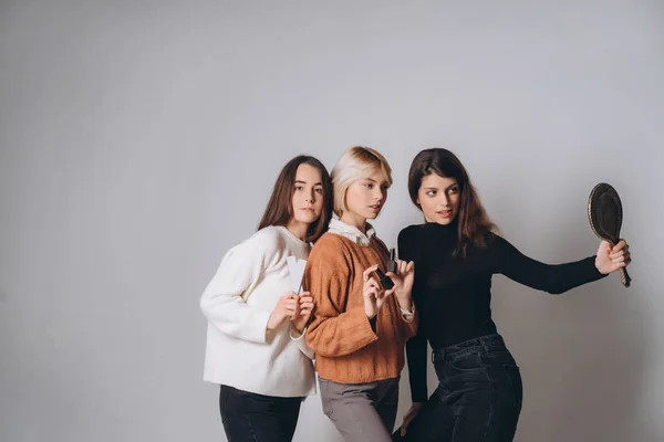 Trois belles jeunes filles posant pour la caméra — Photo