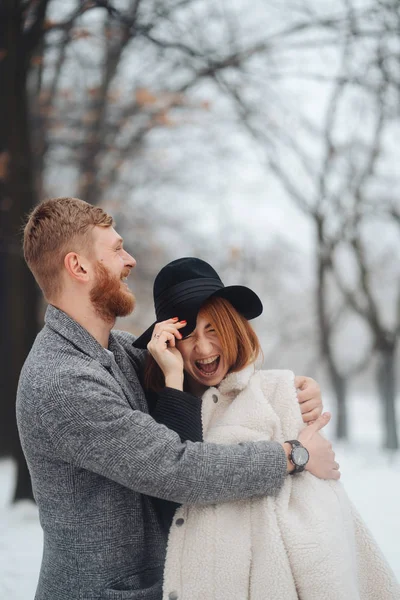 Il ragazzo e la ragazza stanno riposando nella foresta invernale . — Foto Stock