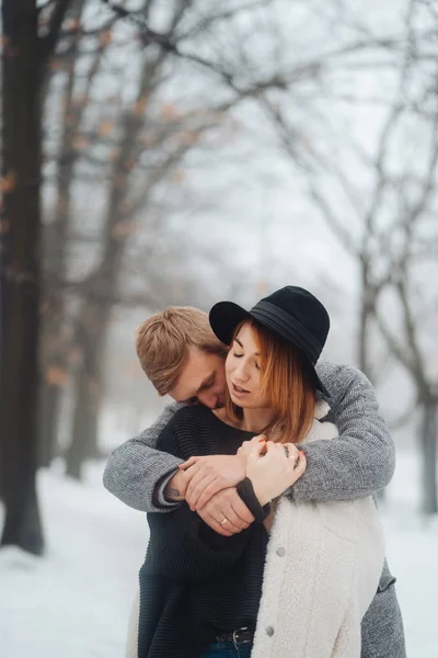 Il ragazzo e la ragazza stanno riposando nella foresta invernale . — Foto Stock