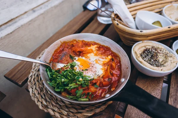 Shakshuka, Œufs frits en sauce tomate sur la table — Photo