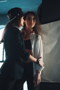 Kamera için poz iki hippi kız