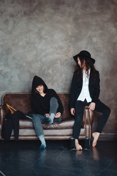Due ragazze hipster in posa per la fotocamera — Foto Stock
