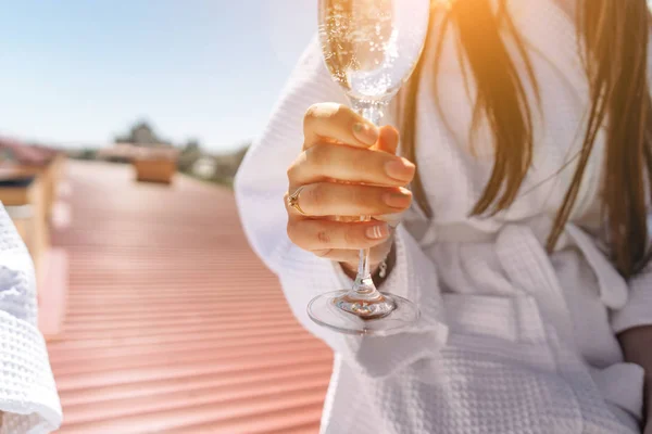 Flirten paar met mousserende wijn op een dak — Stockfoto