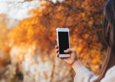 Kadın el tutarak bir telefon, siyah ekran