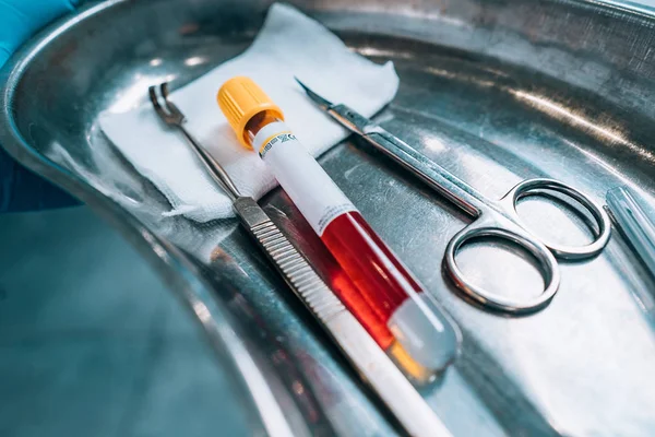 Kirurgisk bricka med medicinsk utrustning för att ta blod — Stockfoto