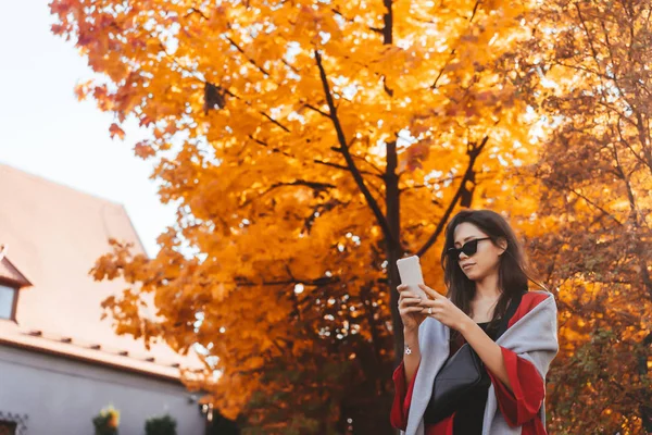 Moda portre sonbahar park içinde güzel kadın — Stok fotoğraf