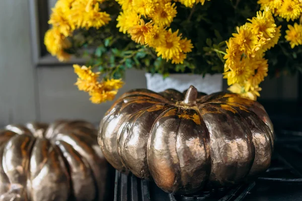 Decoración de otoño con calabazas y flores en una calle de una ciudad europea —  Fotos de Stock