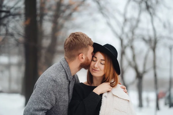 The guy and the girl are resting in the winter forest. — Stock Photo, Image