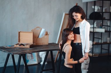 Kız arkadaşının karnına eğildi