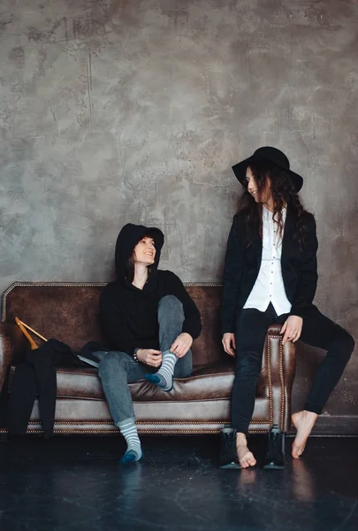 Duas meninas hipster posando para a câmera — Fotografia de Stock