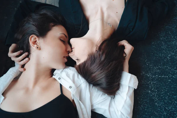 Két gyönyörű lányok feküdjön a padlóra — Stock Fotó