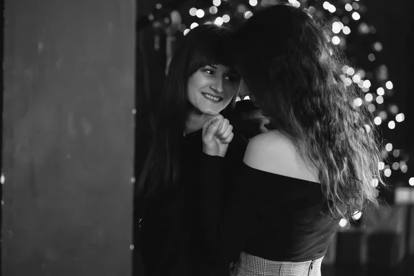 Duas meninas um no outro abraços concurso — Fotografia de Stock