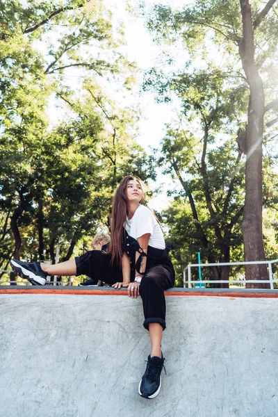 Bella ragazza hipster seduta sul bordo di una rampa — Foto Stock