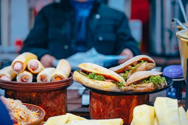 세라믹 트레이에 맛있는 샌드위치 — 스톡 사진