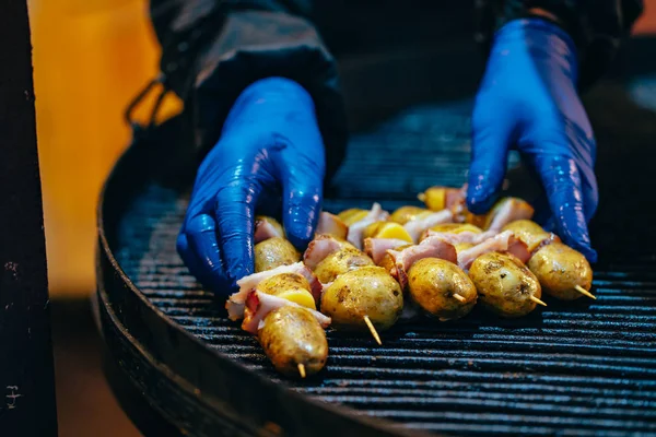 Potatis med bacon på spett tillagad på bål — Stockfoto